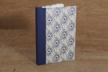 Preview: elegantes Notizbuch mit festem Einband, Pfauenfedermotiv blau und gold, blauer Rücken Leinen oder Samt